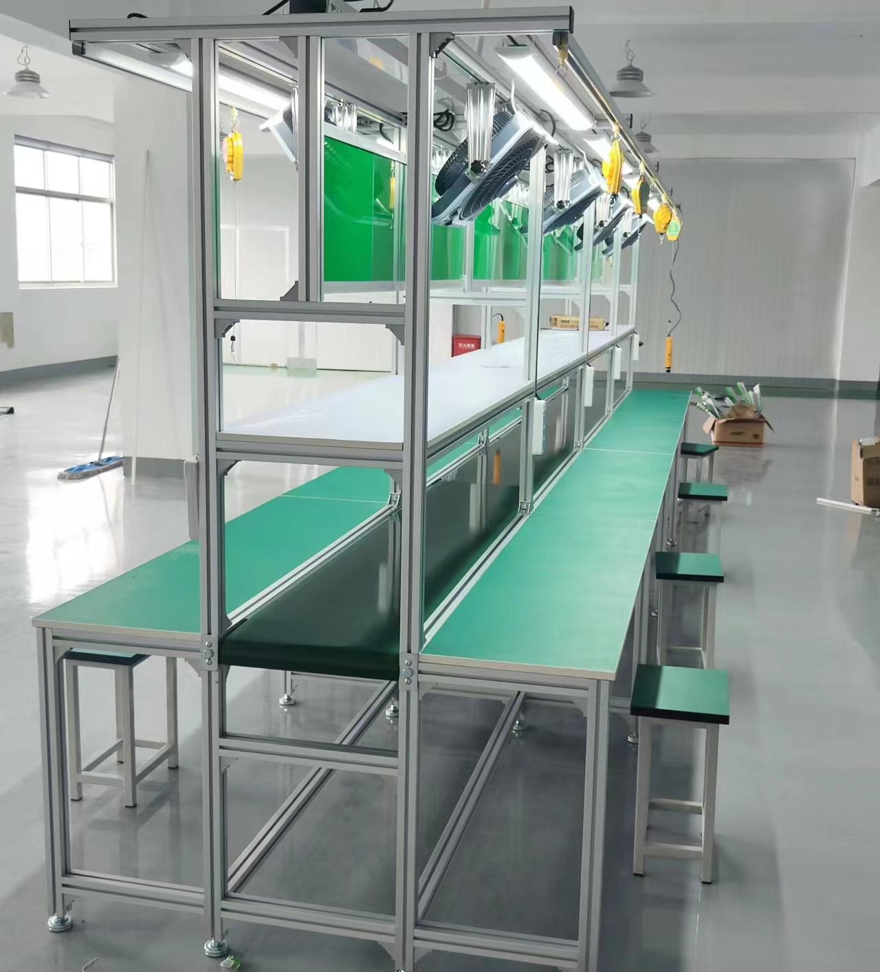 鋁型材流水線工作臺(tái)帶燈架風(fēng)扇看板